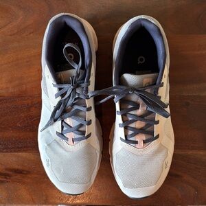 Women’s On Cloud Cloudrunner Shoes Size 11